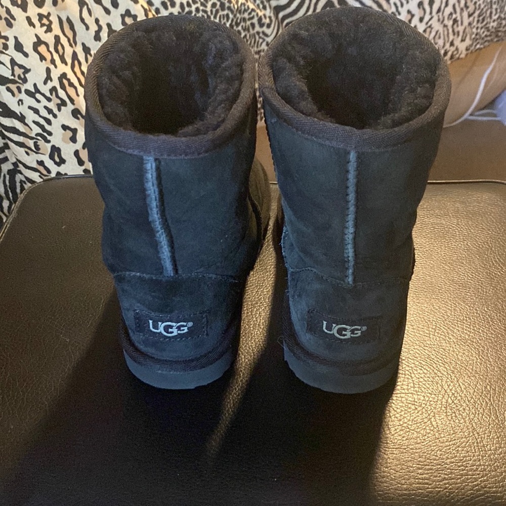 No wear or tear, fur in the inside, pet and smoke free home